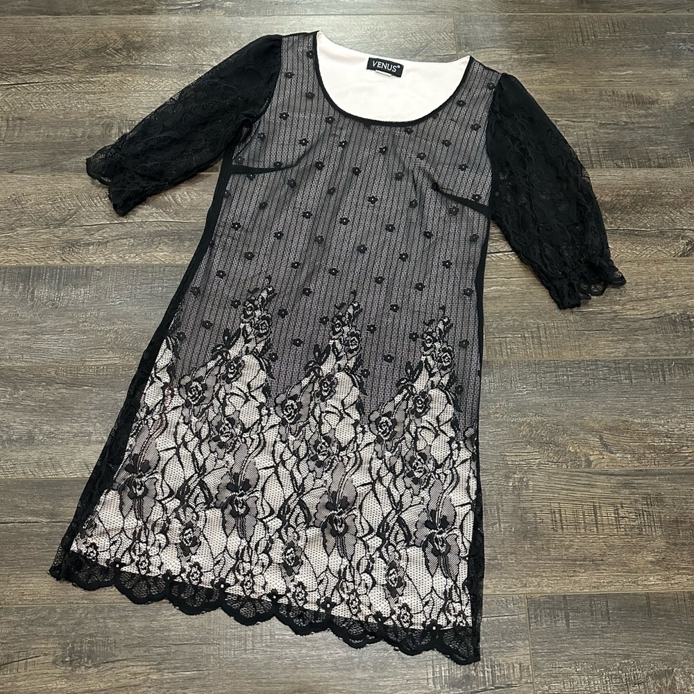 Venus Black Floral Lace Dress Size Small Half Sleeve Scoop Neck Women’s